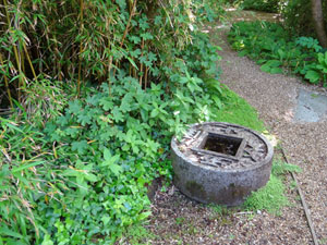 Picture of coin-shaped water basin named a Zeni bachi